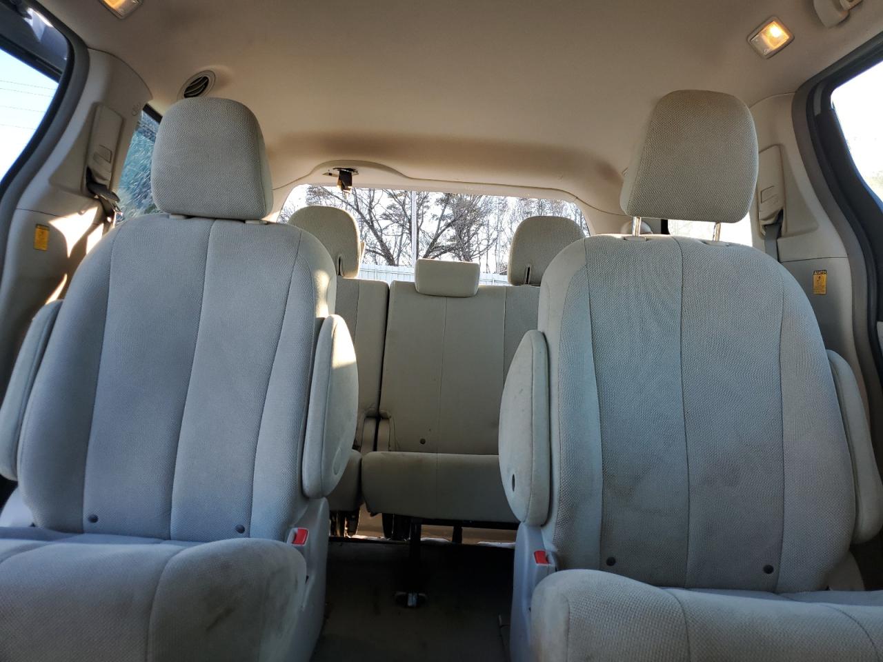 2012 Toyota Sienna - Image 10