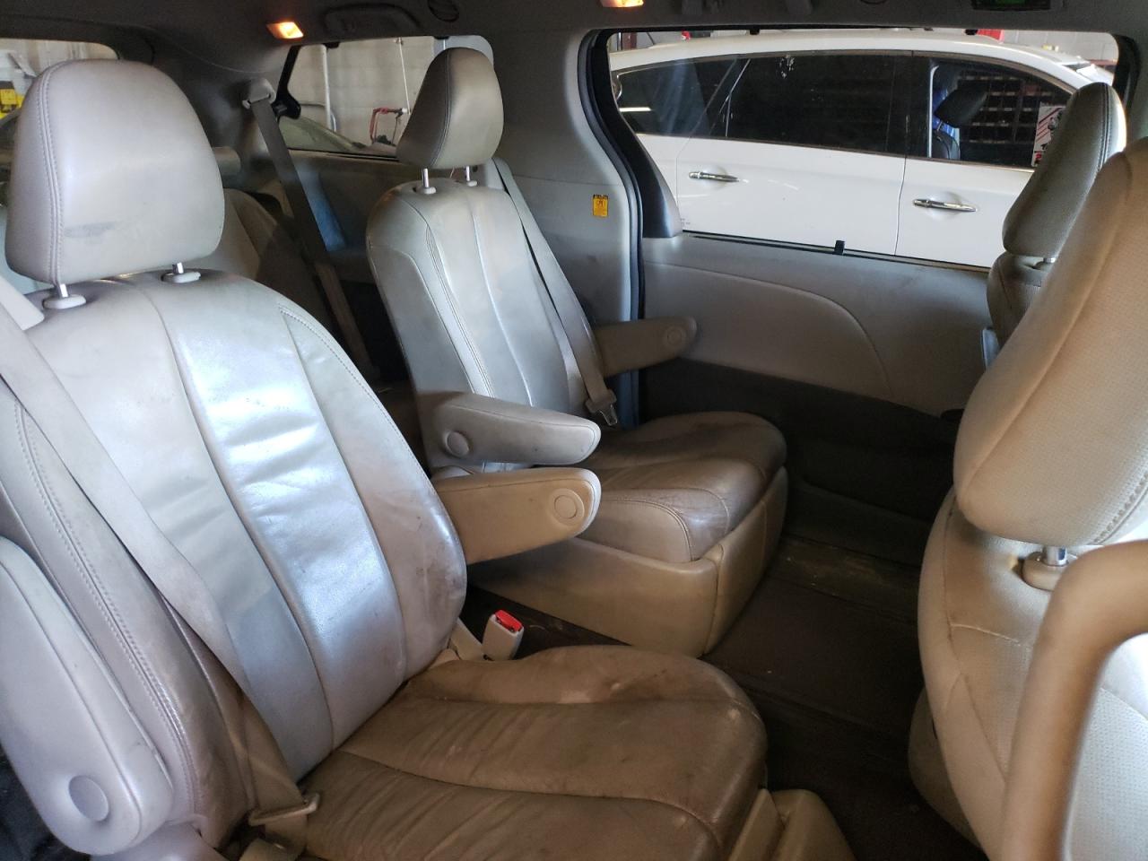 2013 Toyota Sienna - Image 11