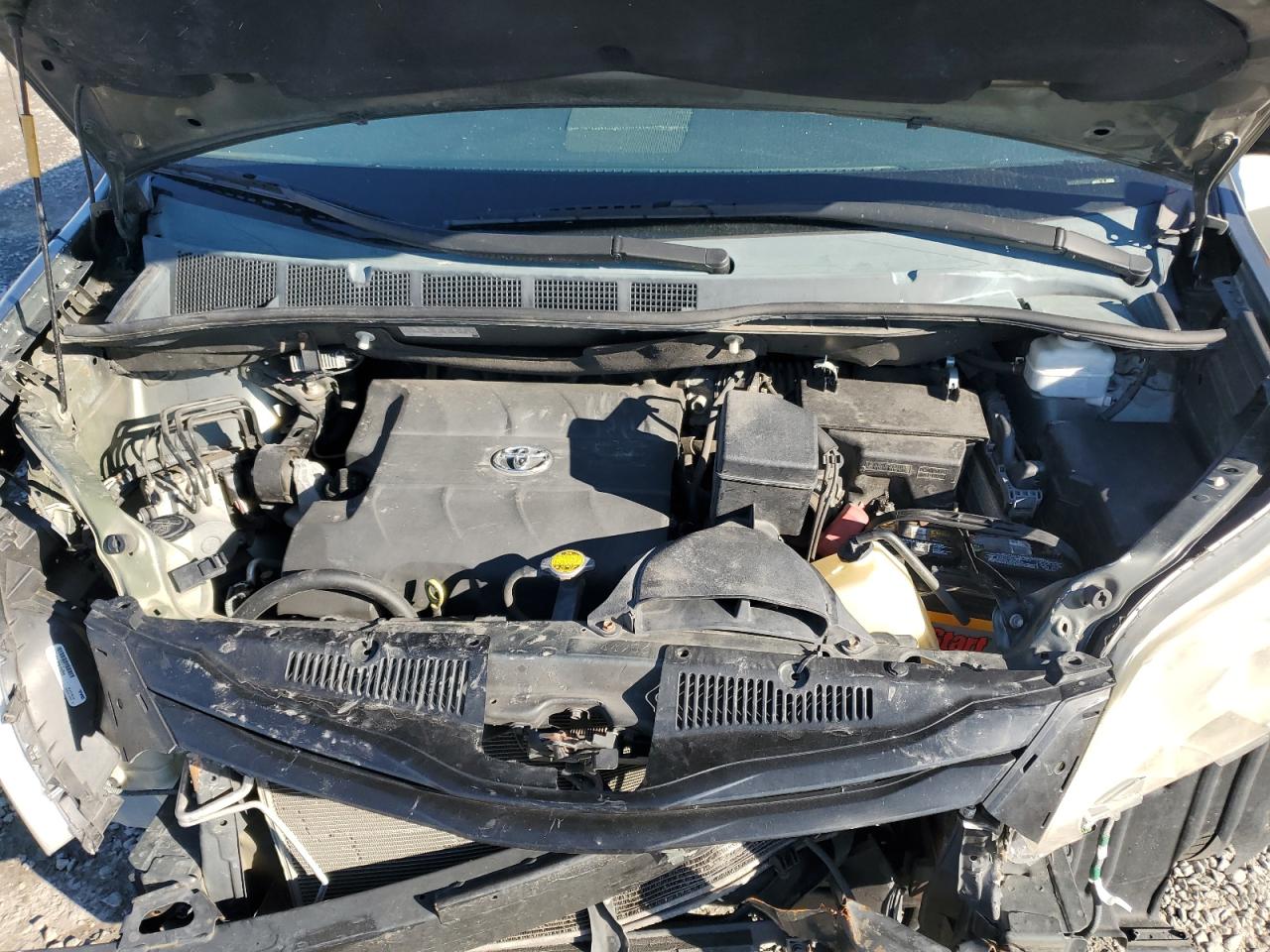 2013 Toyota Sienna - Image 12