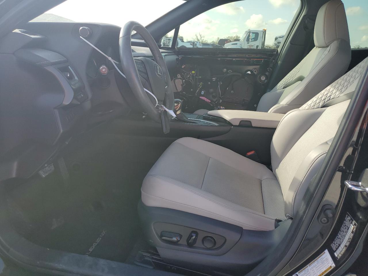 2020 Lexus UX - Image 7