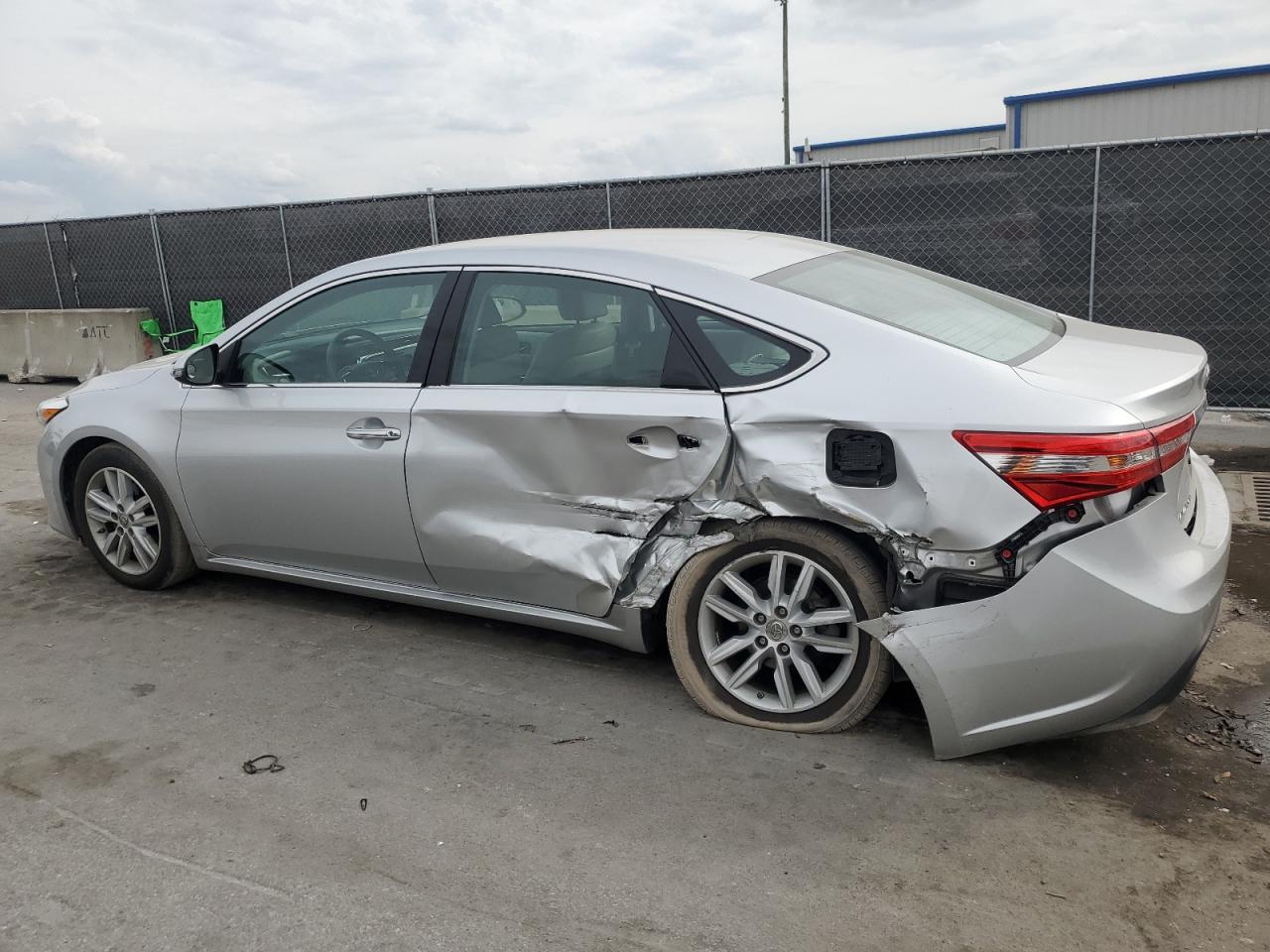 2013 Toyota Avalon - Image 2