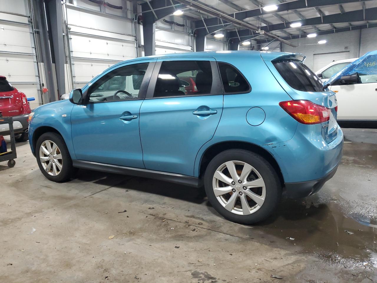 2014 Mitsubishi Outlander - Image 2