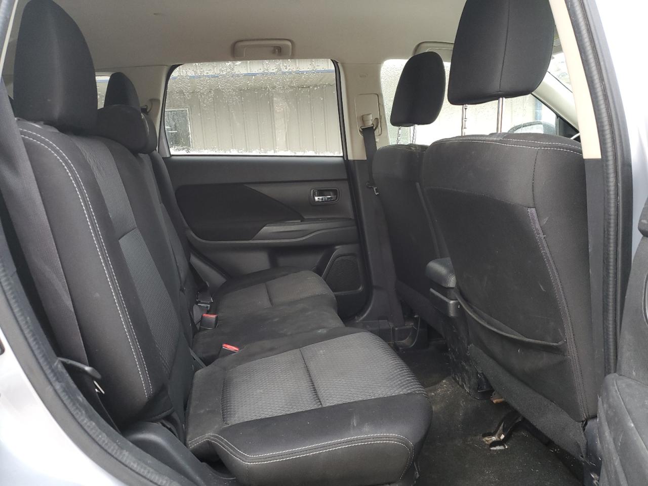 2016 Mitsubishi Outlander - Image 11