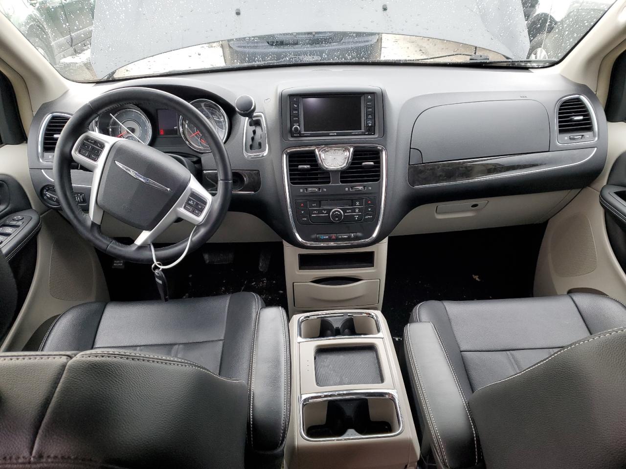2015 Chrysler Town & Country - Image 8