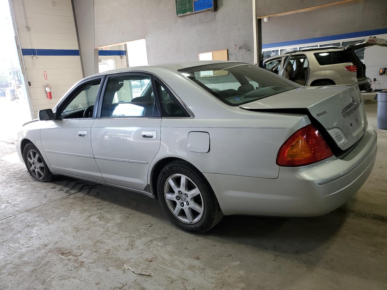 2001 Toyota Avalon - Image 2