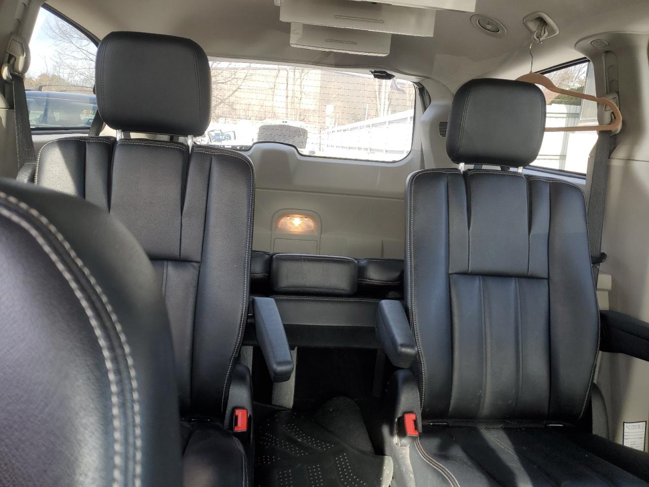 2015 Chrysler Town & Country - Image 10