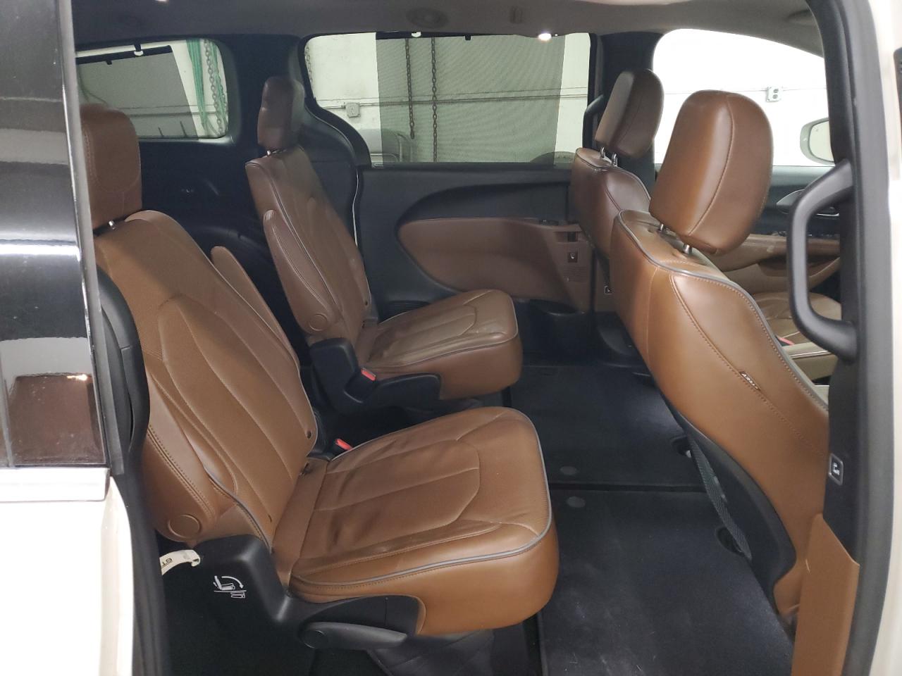 2017 Chrysler Pacifica - Image 11