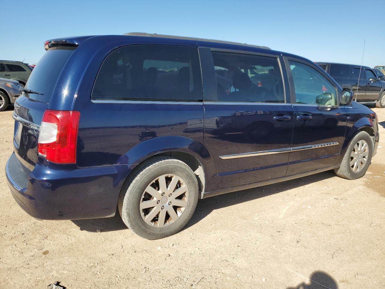 2016 Chrysler Town & Country - Image 3