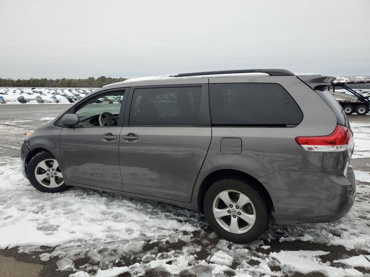 2014 Toyota Sienna - Image 2