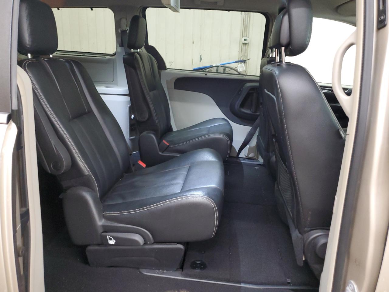 2015 Chrysler Town & Country - Image 11