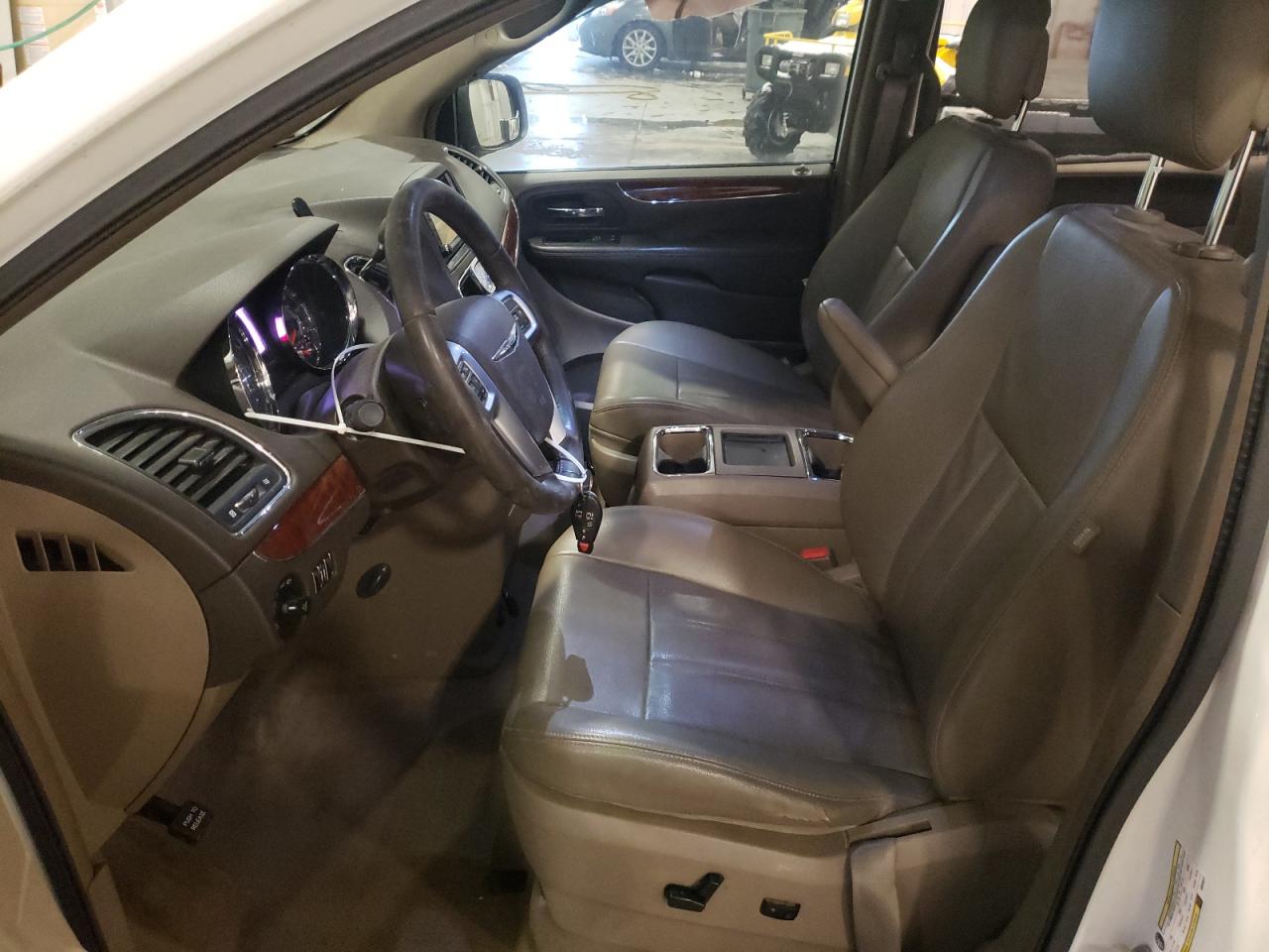 2013 Chrysler Town & Country - Image 7