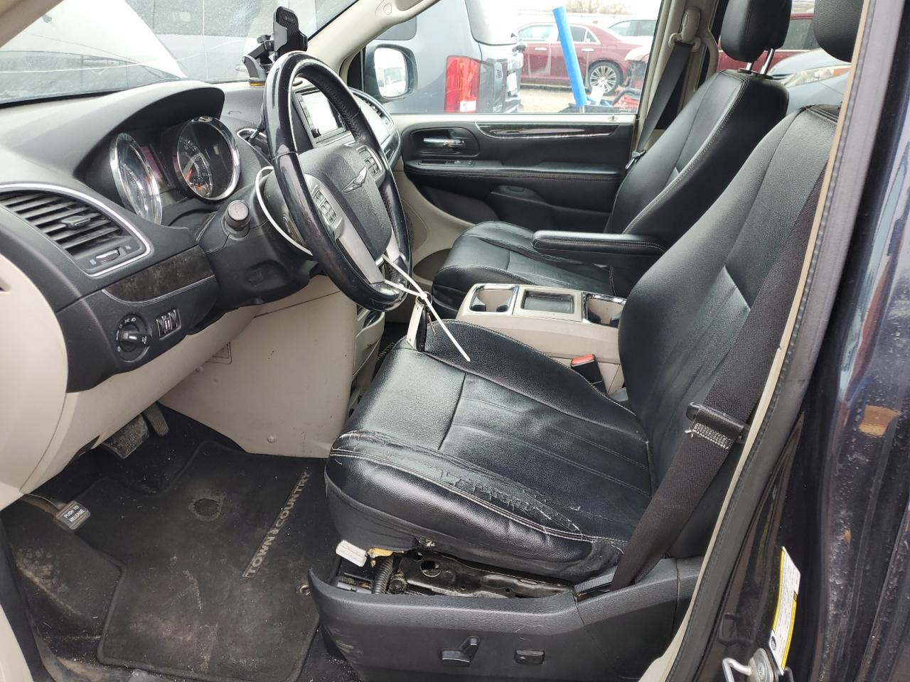 2014 Chrysler Town & Country - Image 7