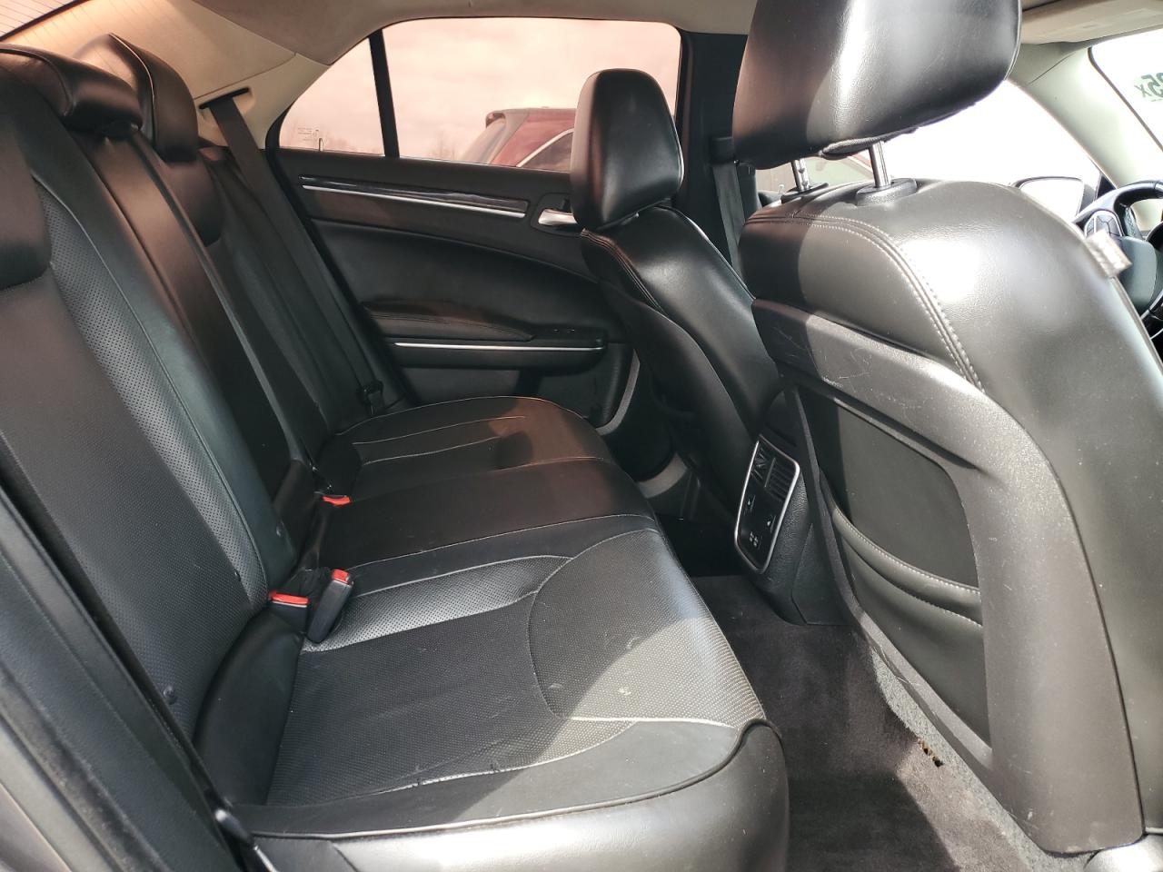 2018 Chrysler 300 - Image 10
