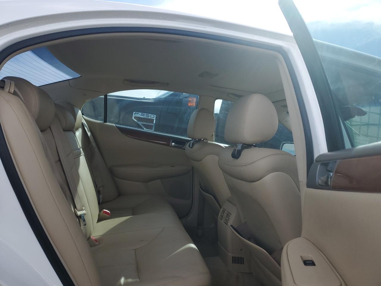 2005 Lexus ES - Image 10