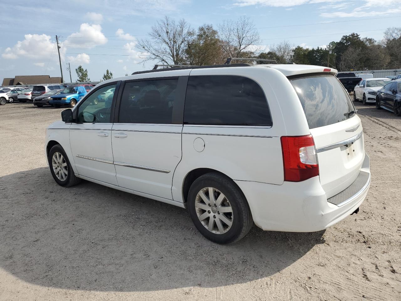 2016 Chrysler Town & Country - Image 2