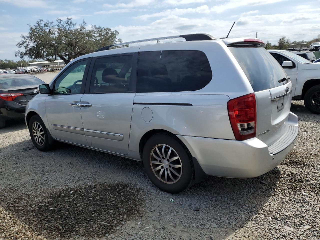 2012 Kia Sedona - Image 2
