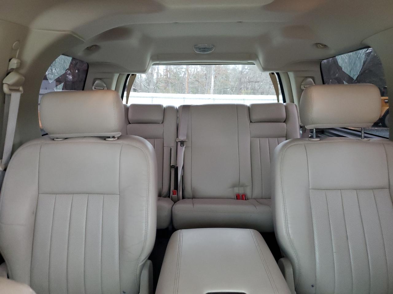 2004 Lincoln Navigator - Image 10