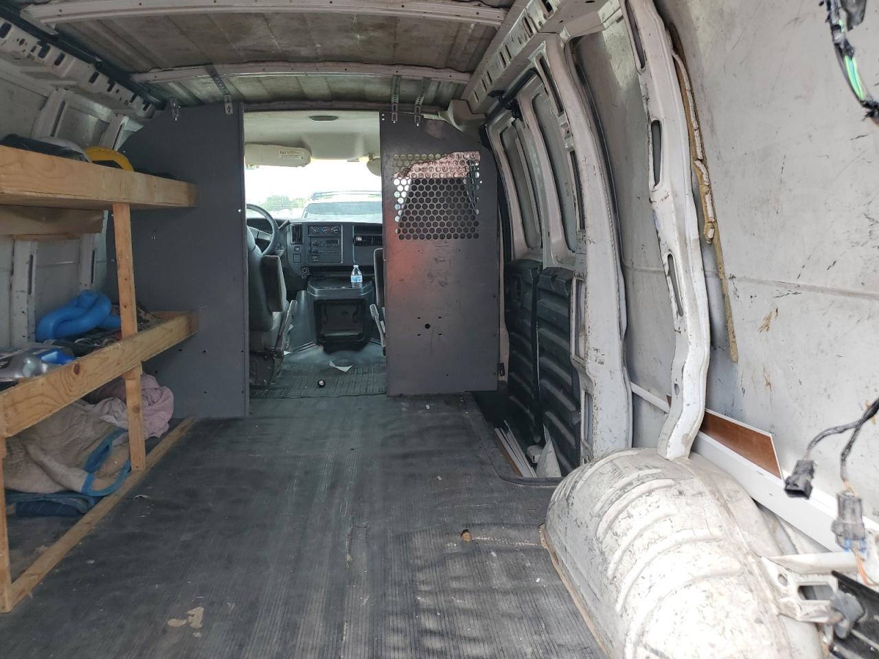 2003 Chevrolet Express - Image 10