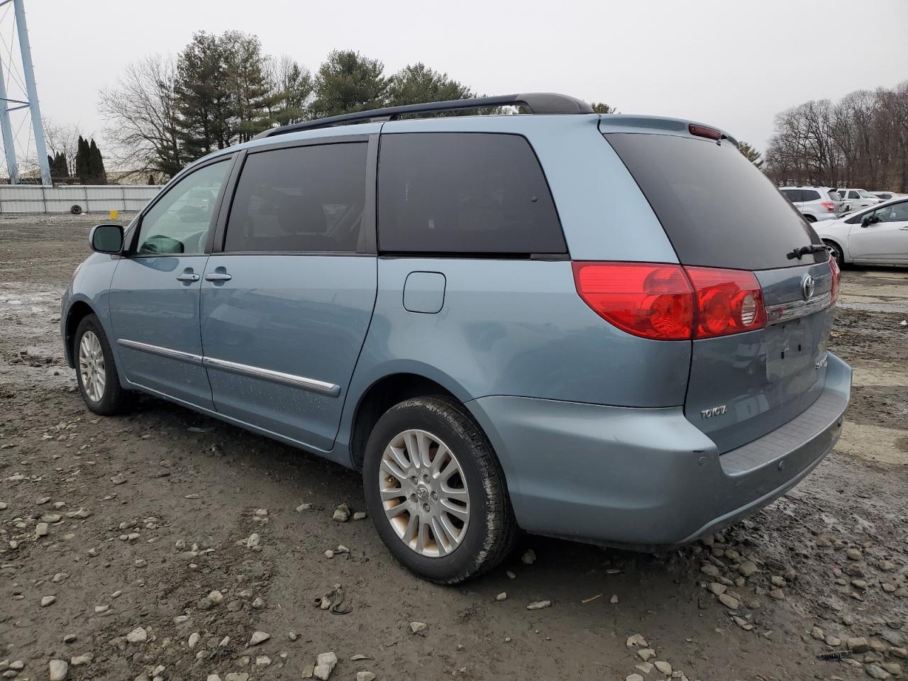 2008 Toyota Sienna - Image 2