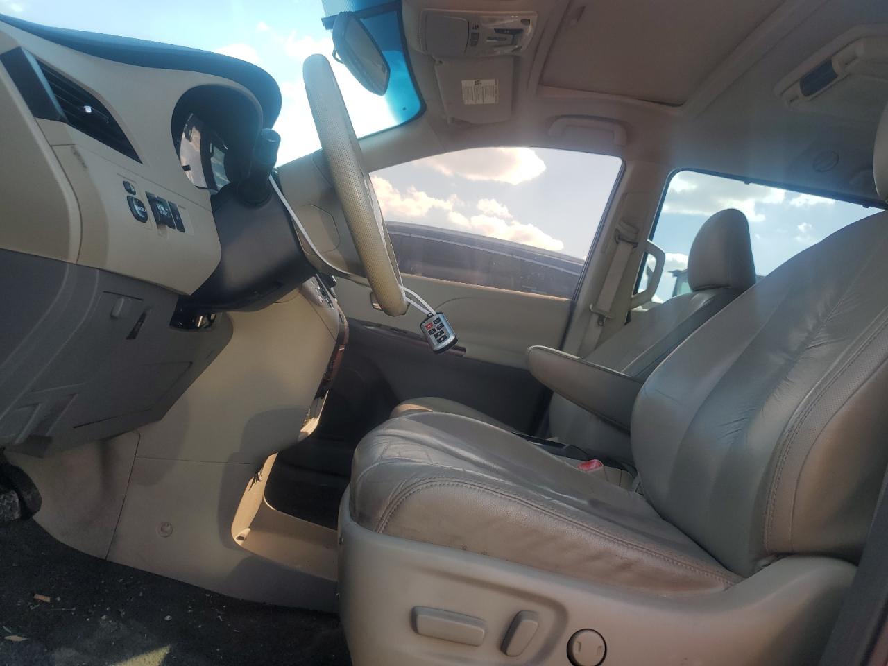 2011 Toyota Sienna - Image 7