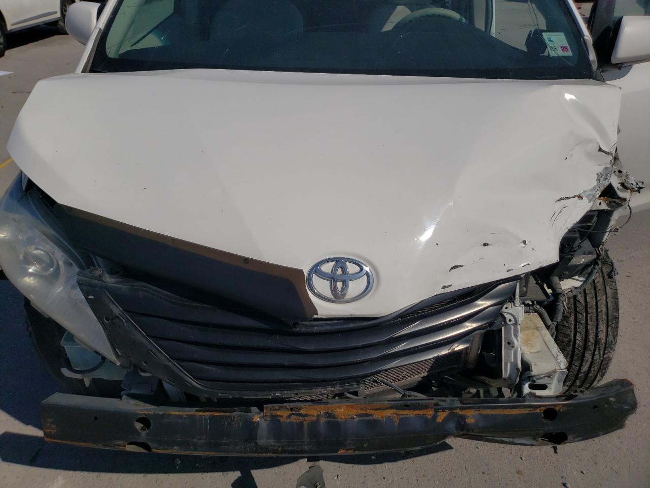 2011 Toyota Sienna - Image 13