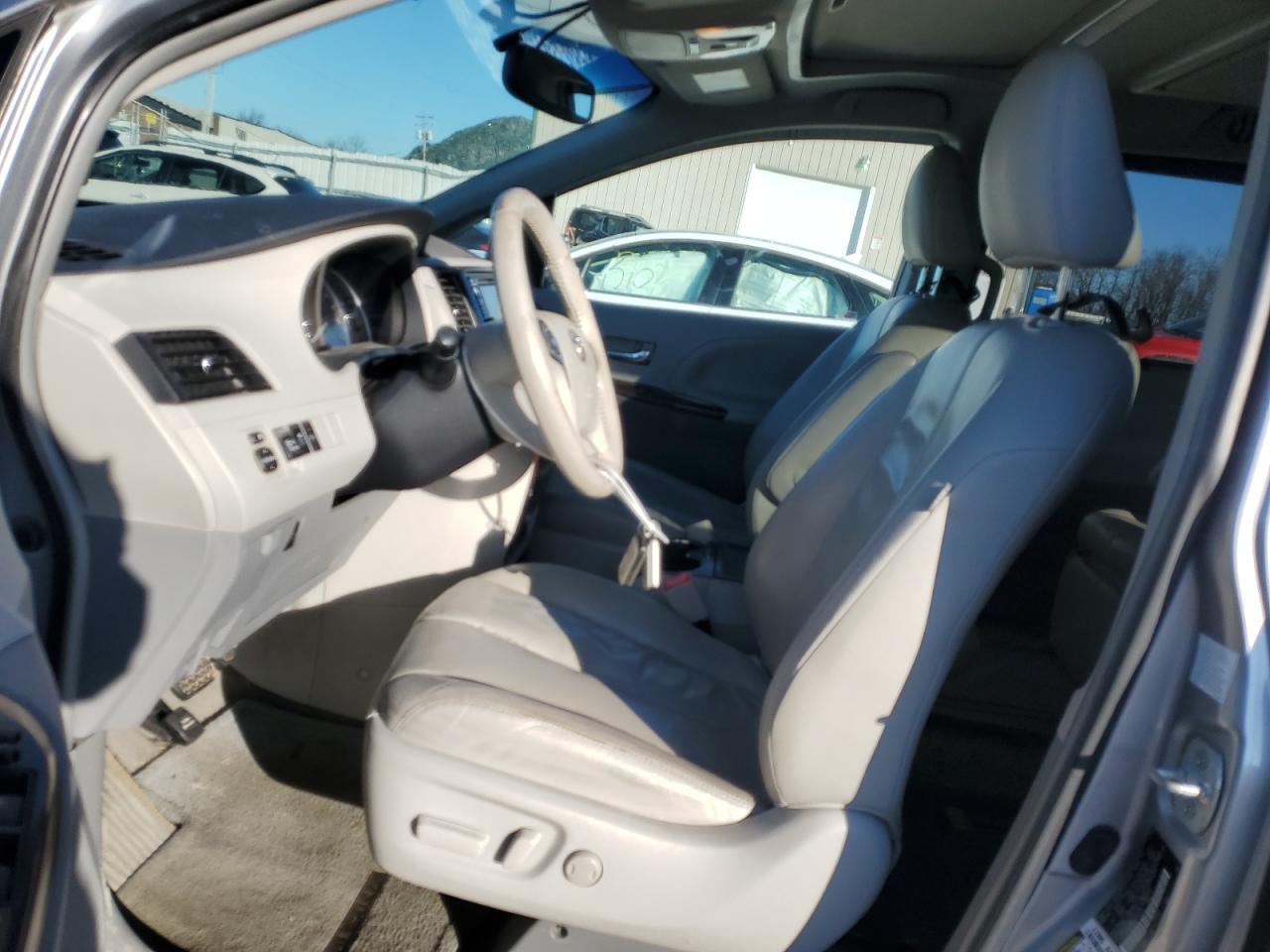 2013 Toyota Sienna - Image 7