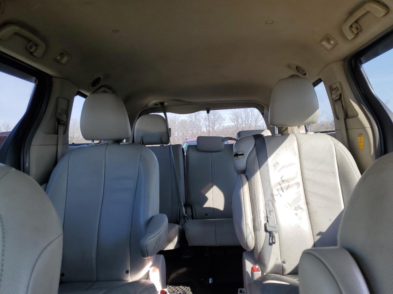 2014 Toyota Sienna - Image 10