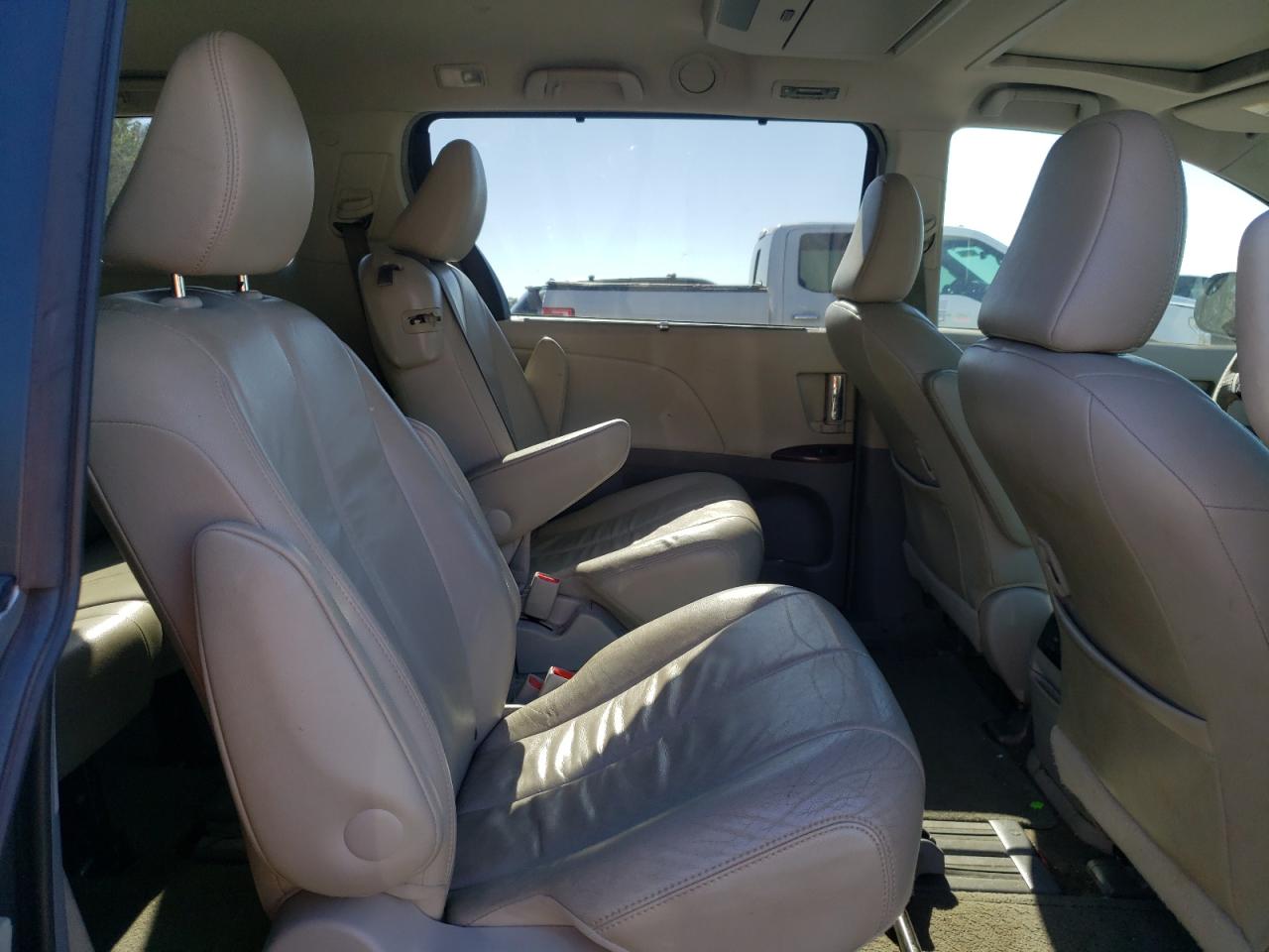 2012 Toyota Sienna - Image 11