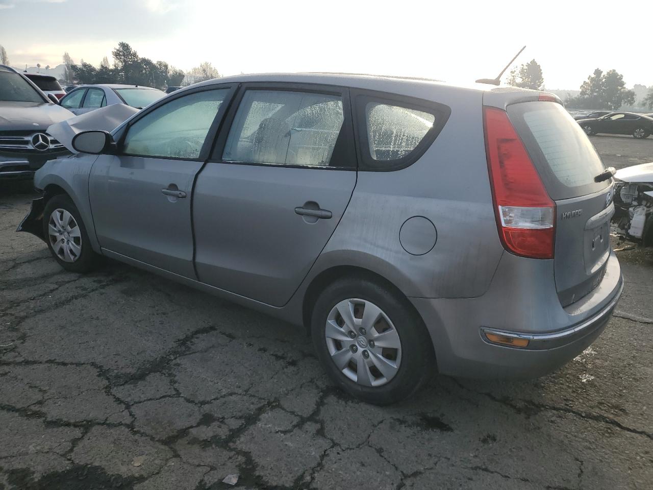 2012 Hyundai Elantra - Image 2