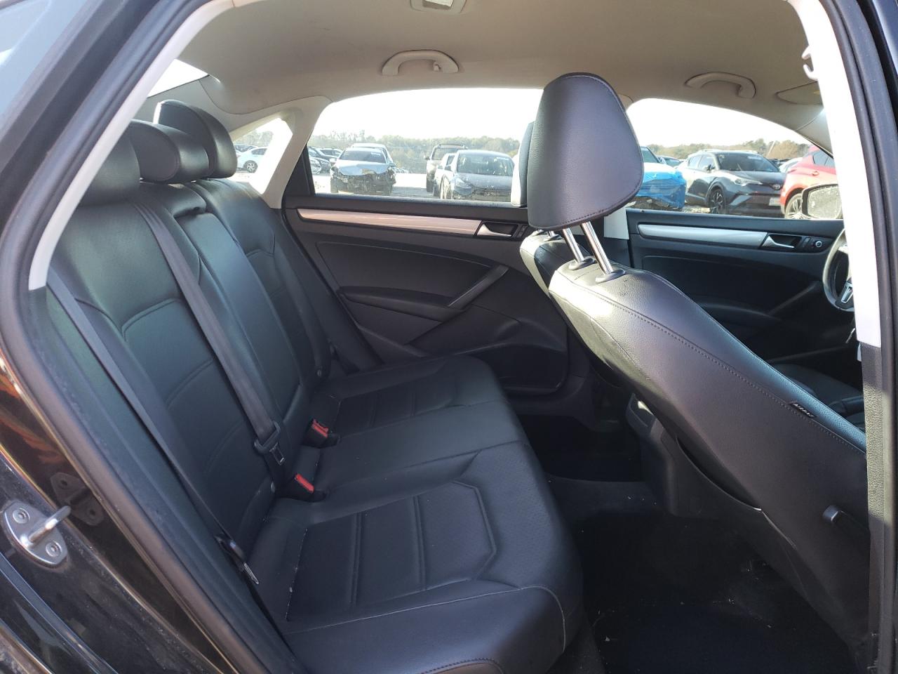 2015 Volkswagen Passat - Image 10