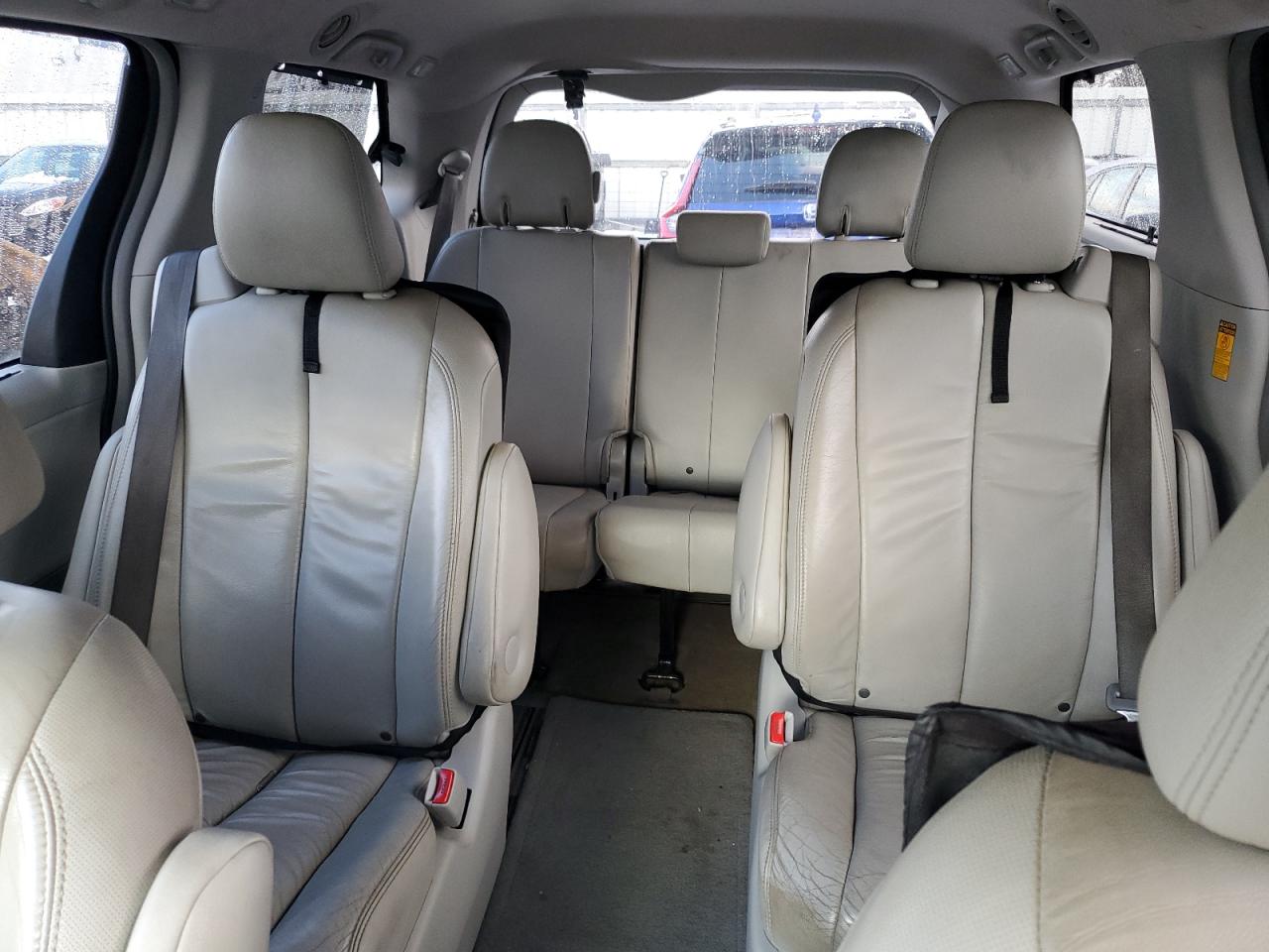 2014 Toyota Sienna - Image 10