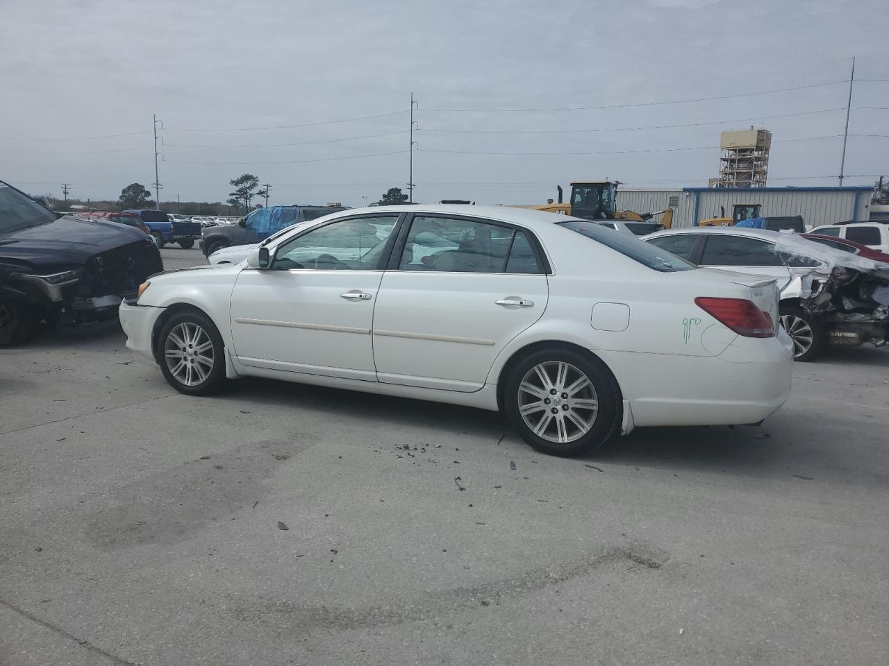 2008 Toyota Avalon - Image 2