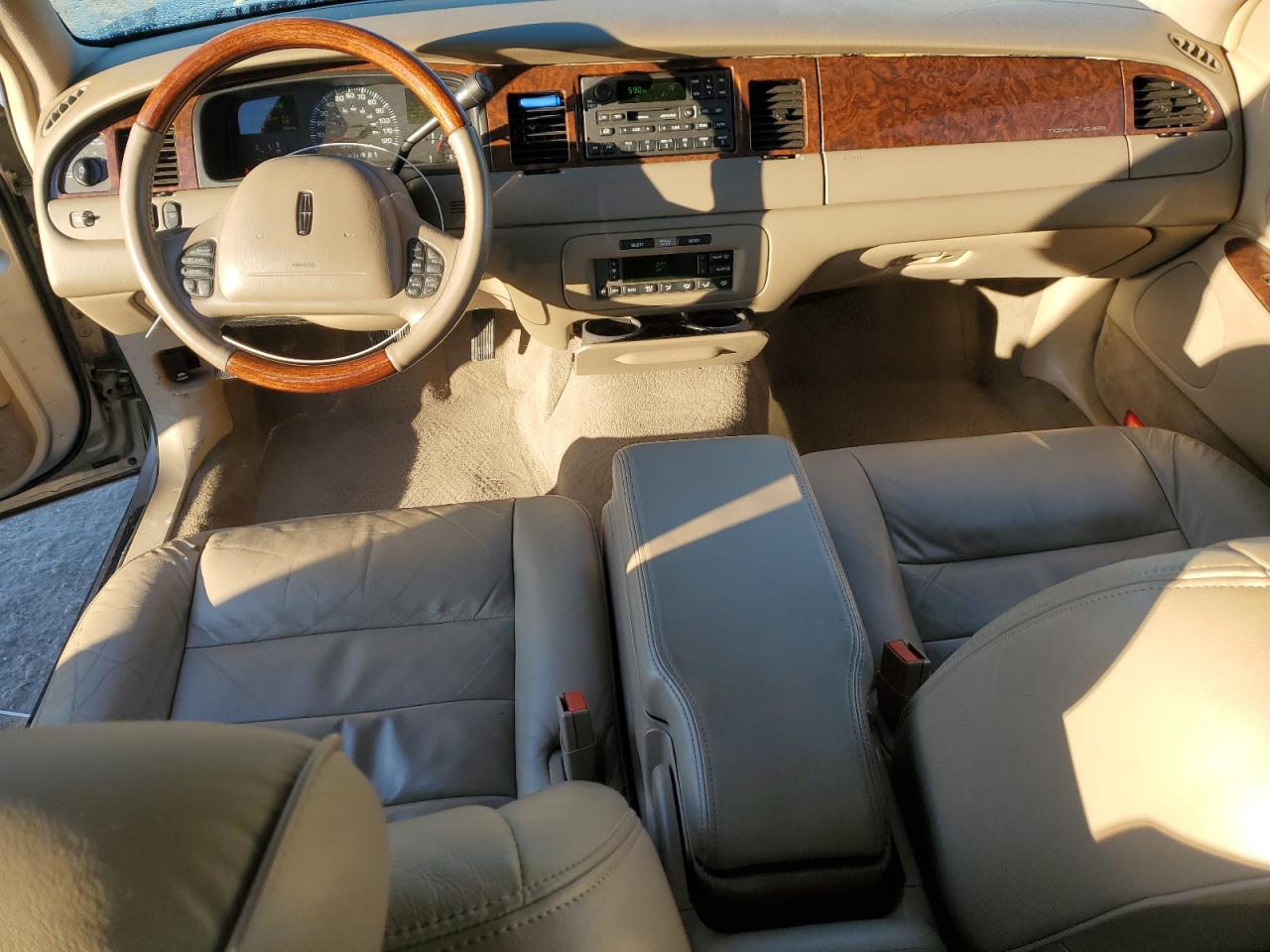 2002 Lincoln Town Car - Image 8