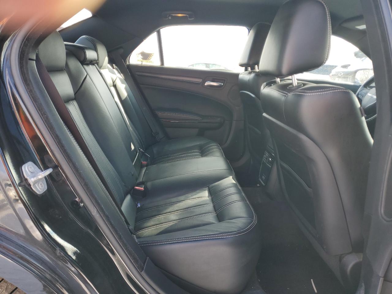 2016 Chrysler 300 - Image 10