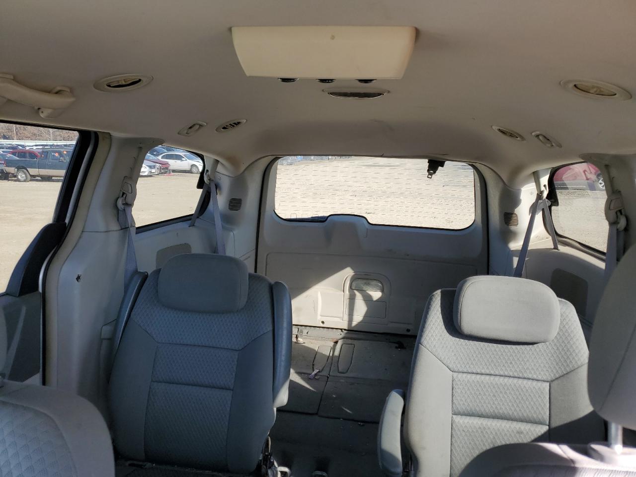 2010 Chrysler Town & Country - Image 10