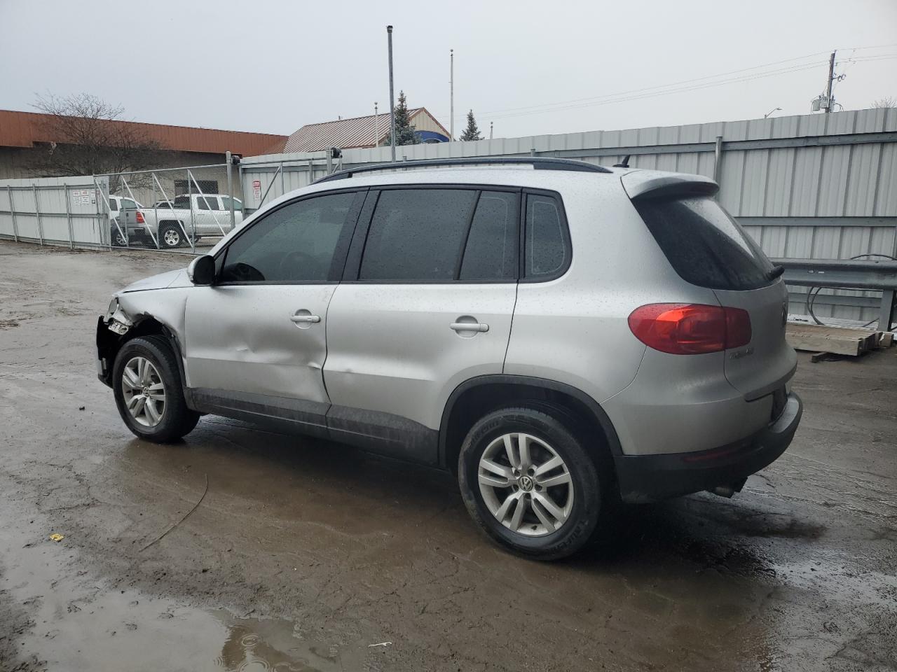 2016 Volkswagen Tiguan - Image 2