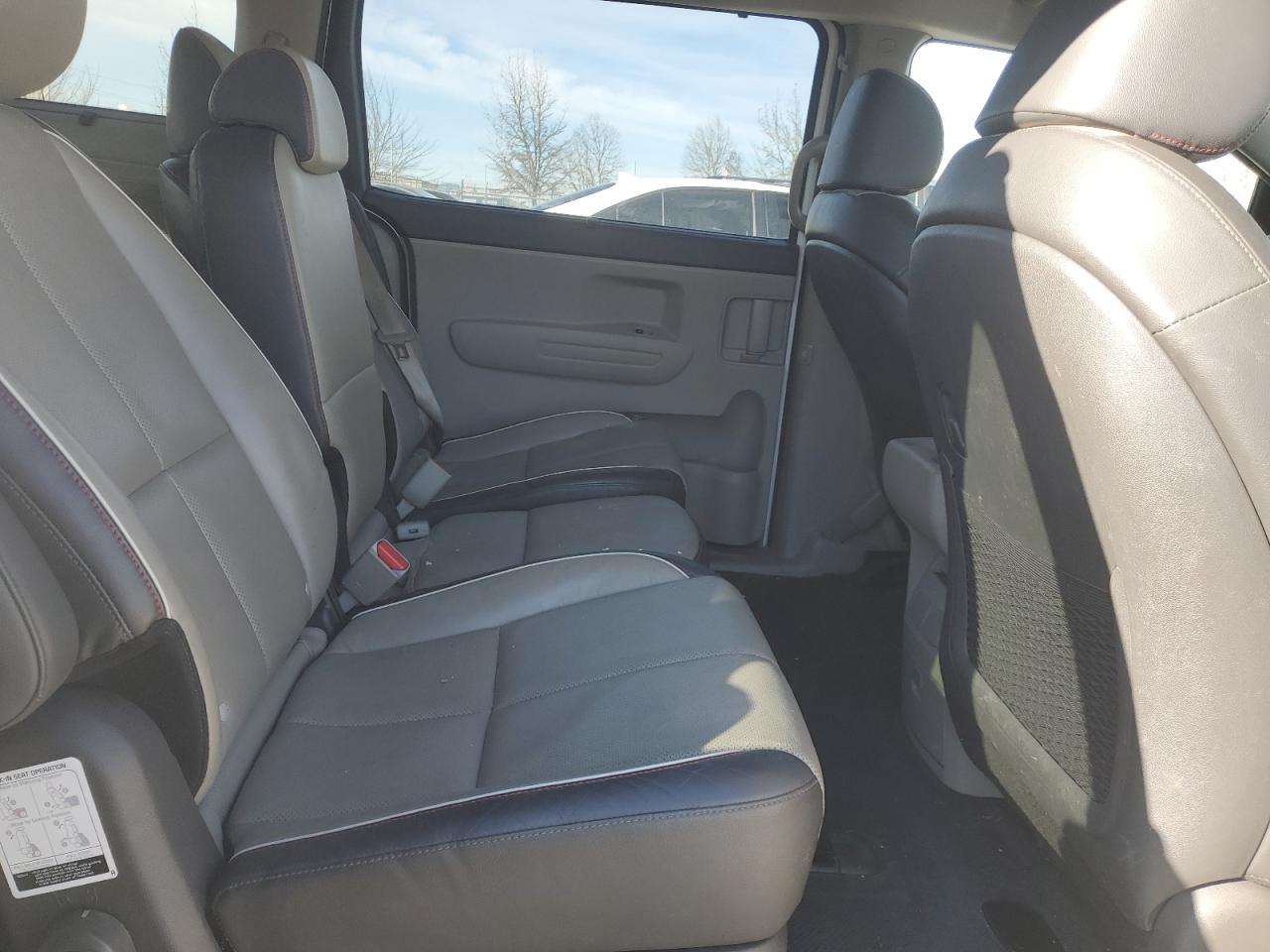 2017 Kia Sedona - Image 12