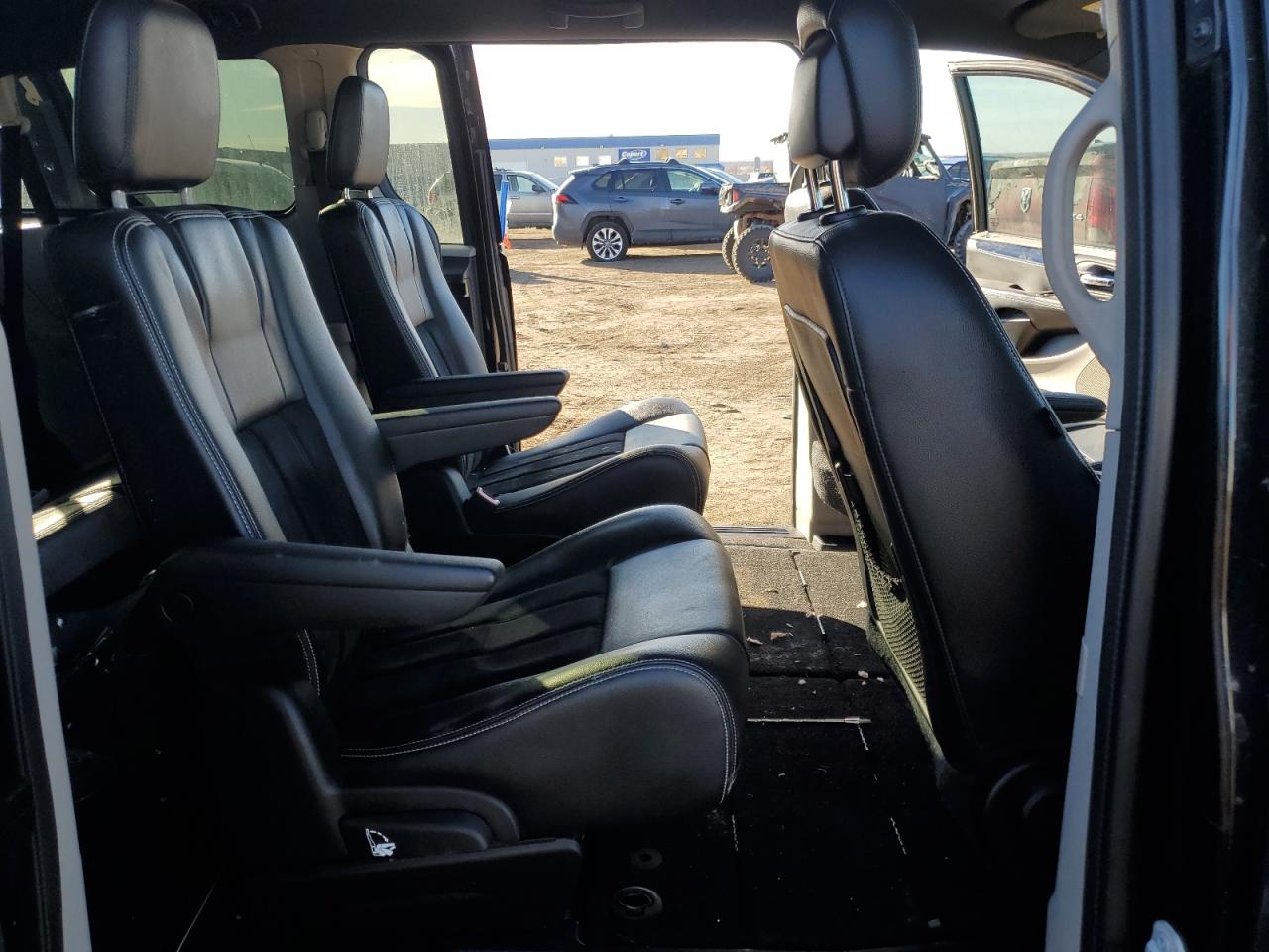 2017 Dodge Caravan - Image 11