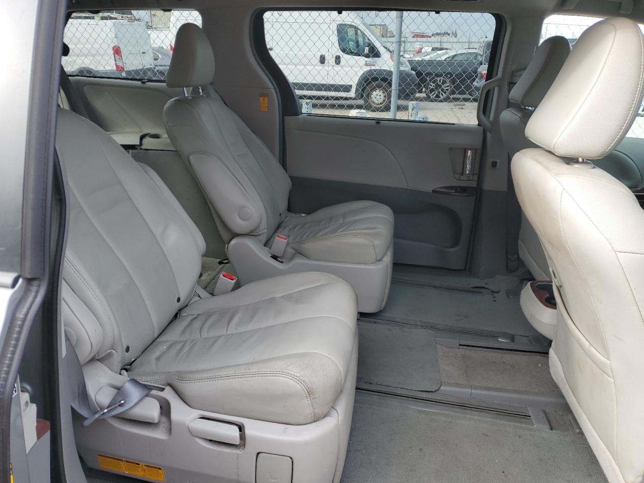 2014 Toyota Sienna - Image 11
