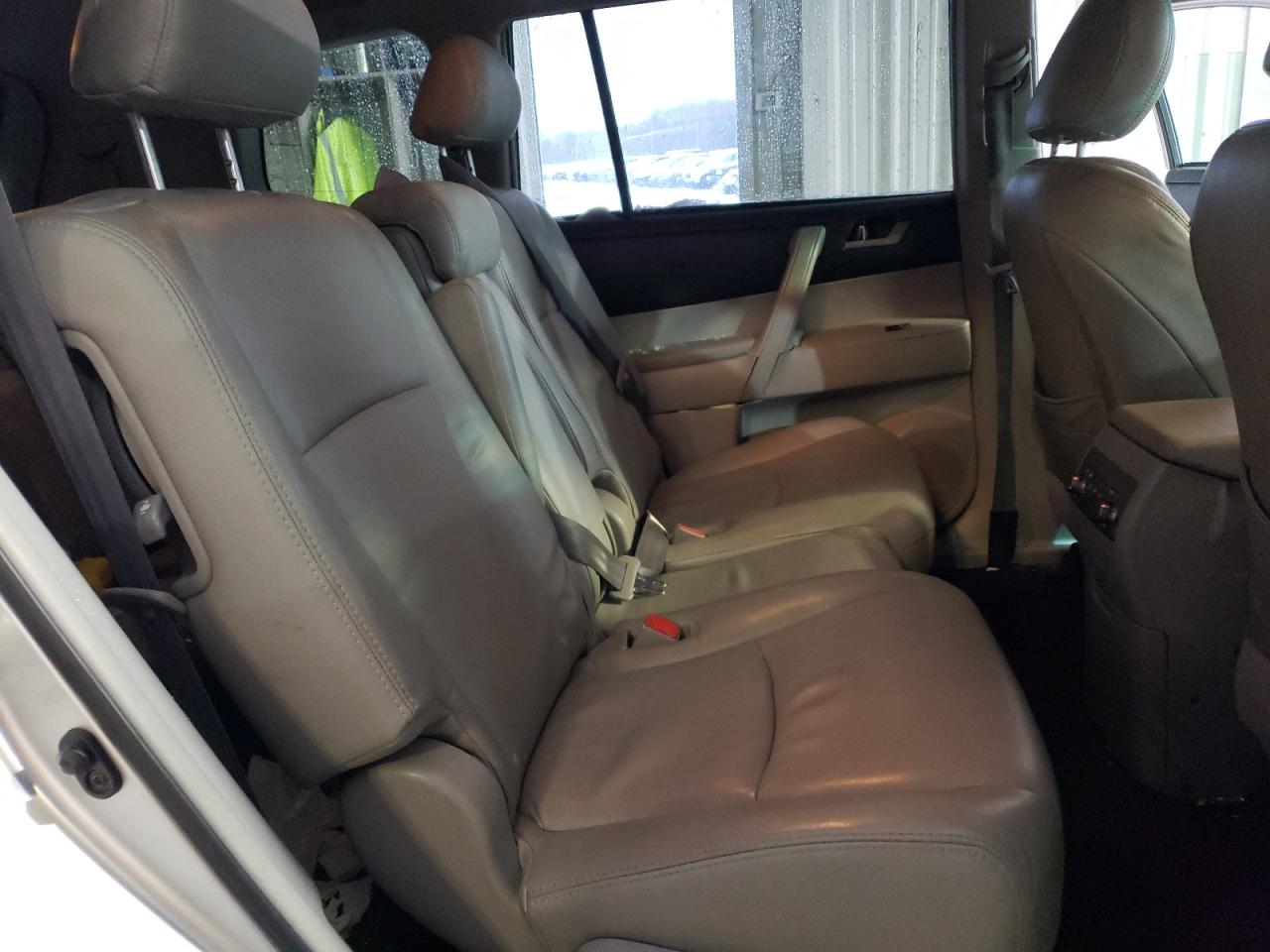 2011 Toyota Highlander - Image 11
