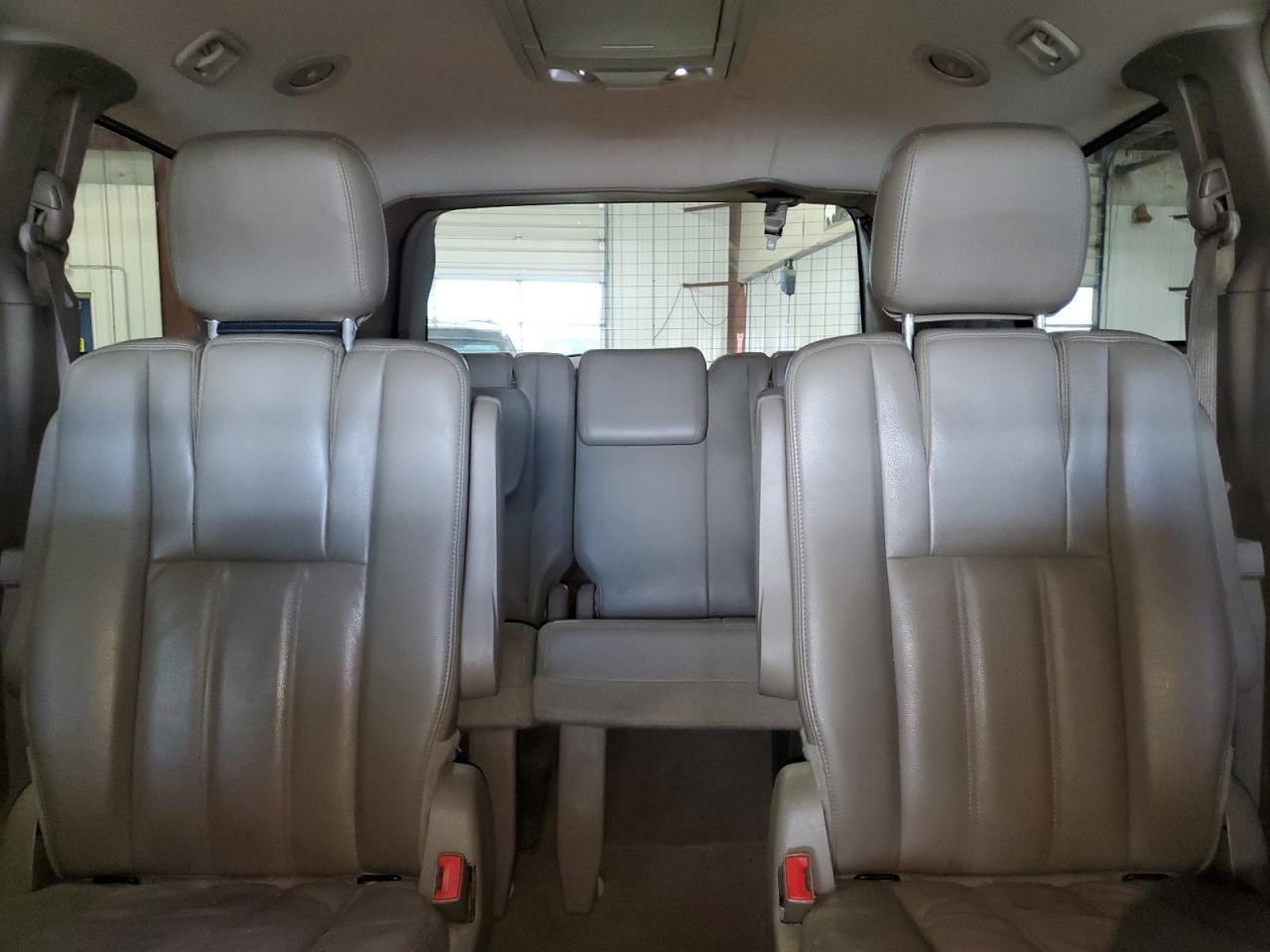 2013 Chrysler Town & Country - Image 10