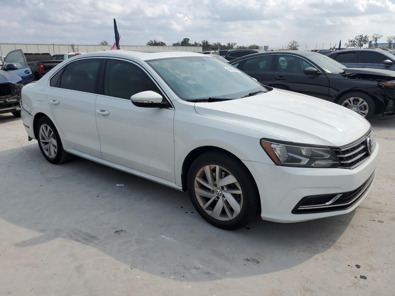 2018 Volkswagen Passat - Image 4