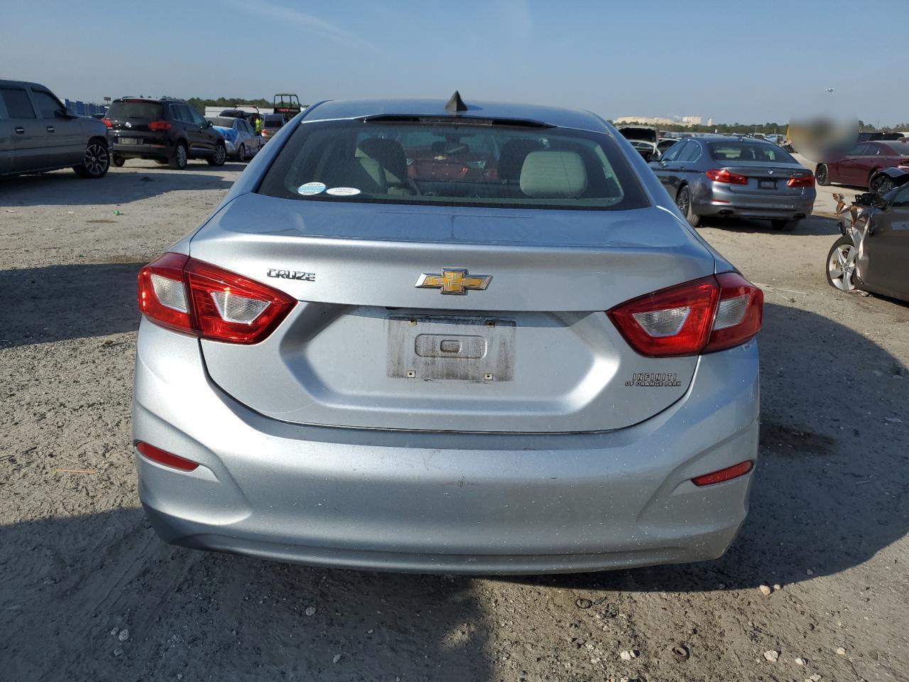 2018 Chevrolet Cruze - Image 6