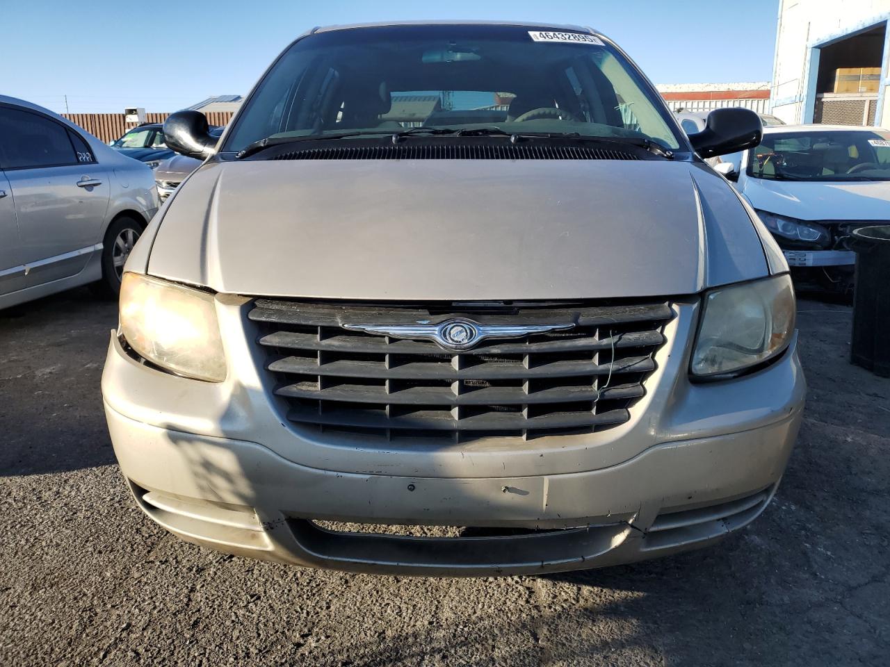 2005 Chrysler Town & Country - Image 5