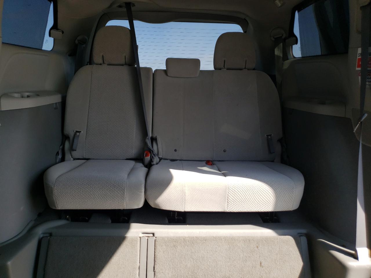 2011 Toyota Sienna - Image 10