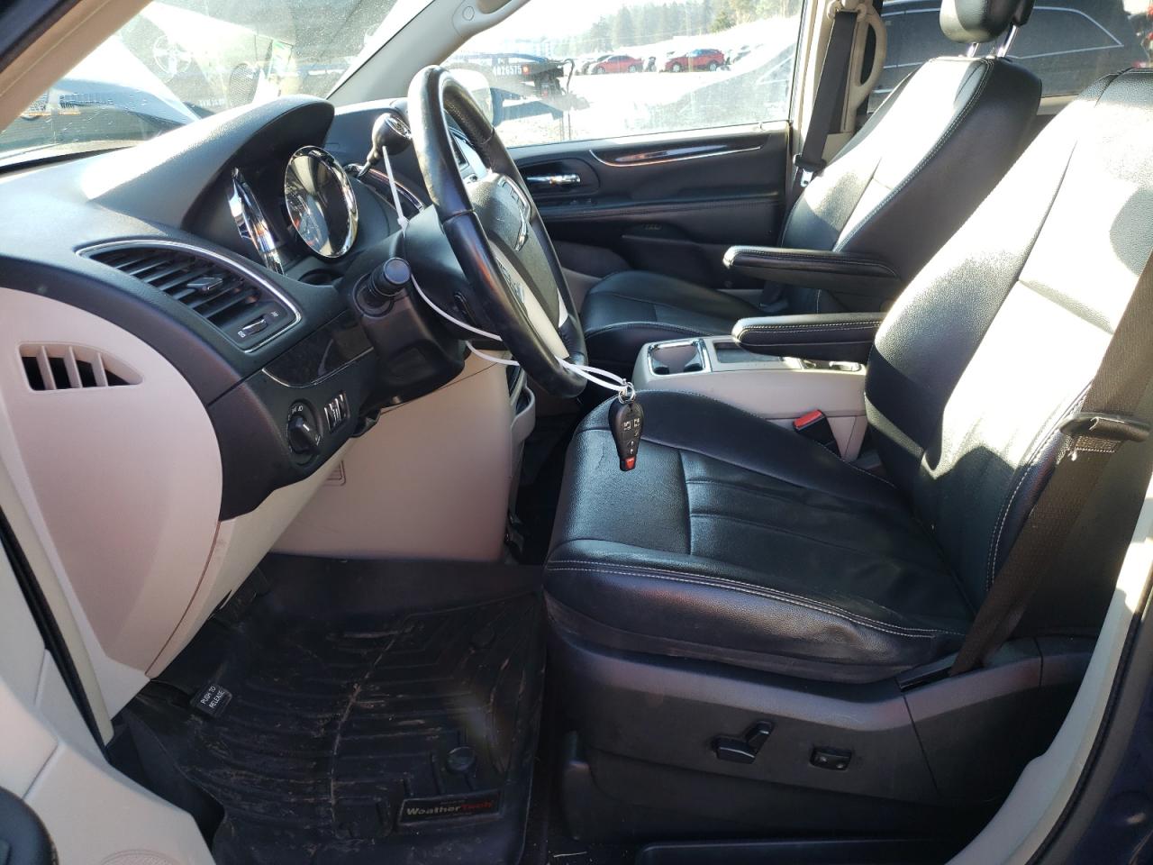 2014 Chrysler Town & Country - Image 7