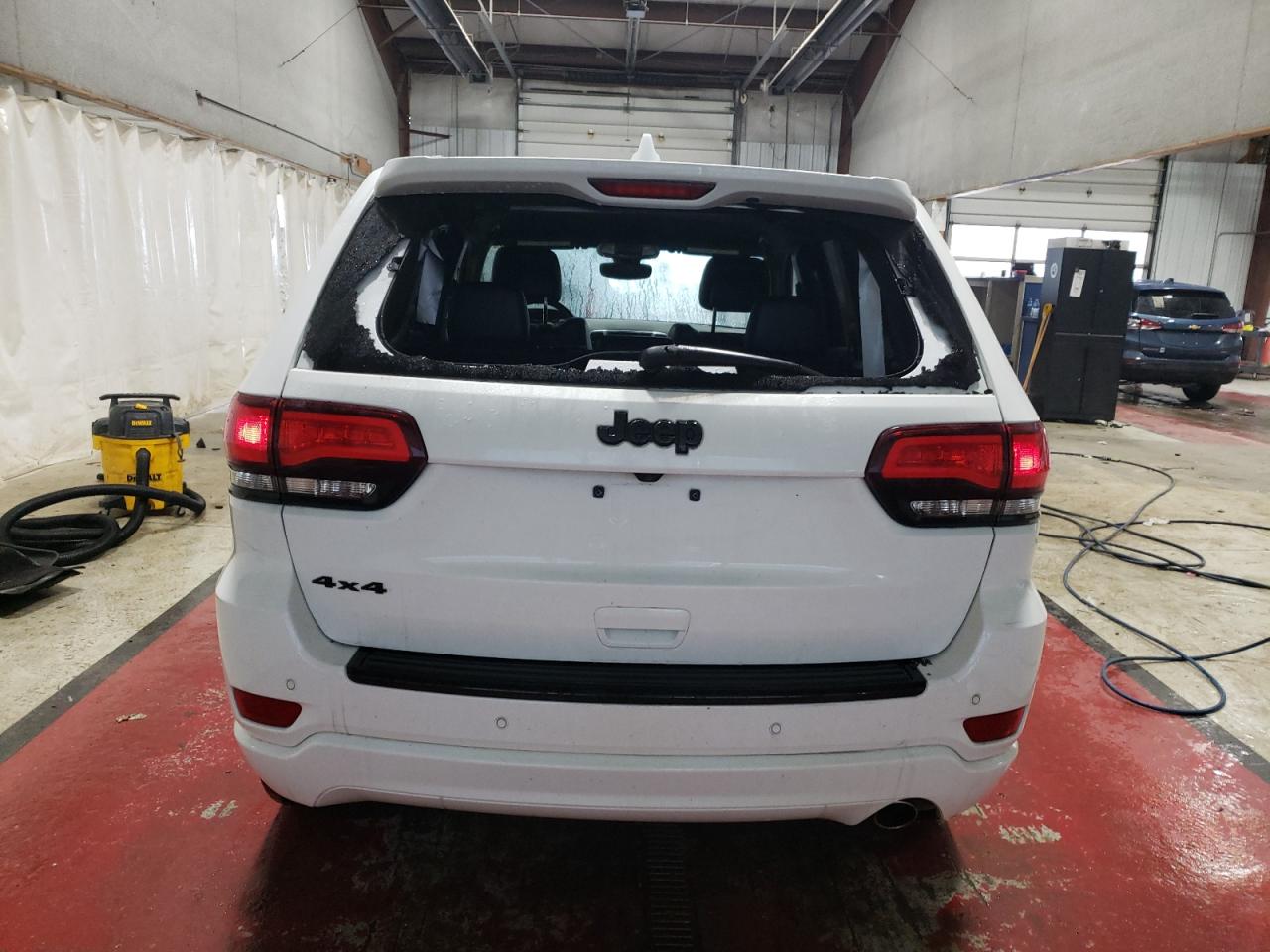 2017 Jeep Grand Cherokee - Image 6