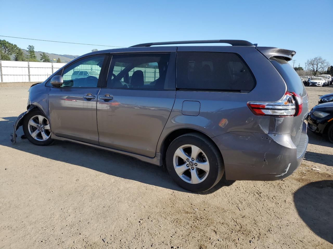 2018 Toyota Sienna - Image 2