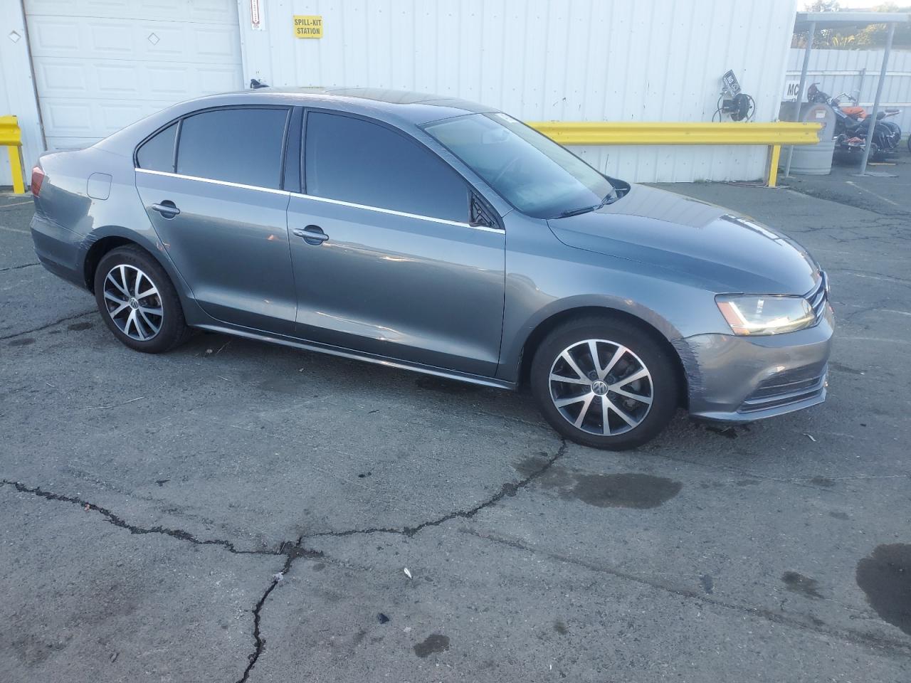 2017 Volkswagen Jetta - Image 4