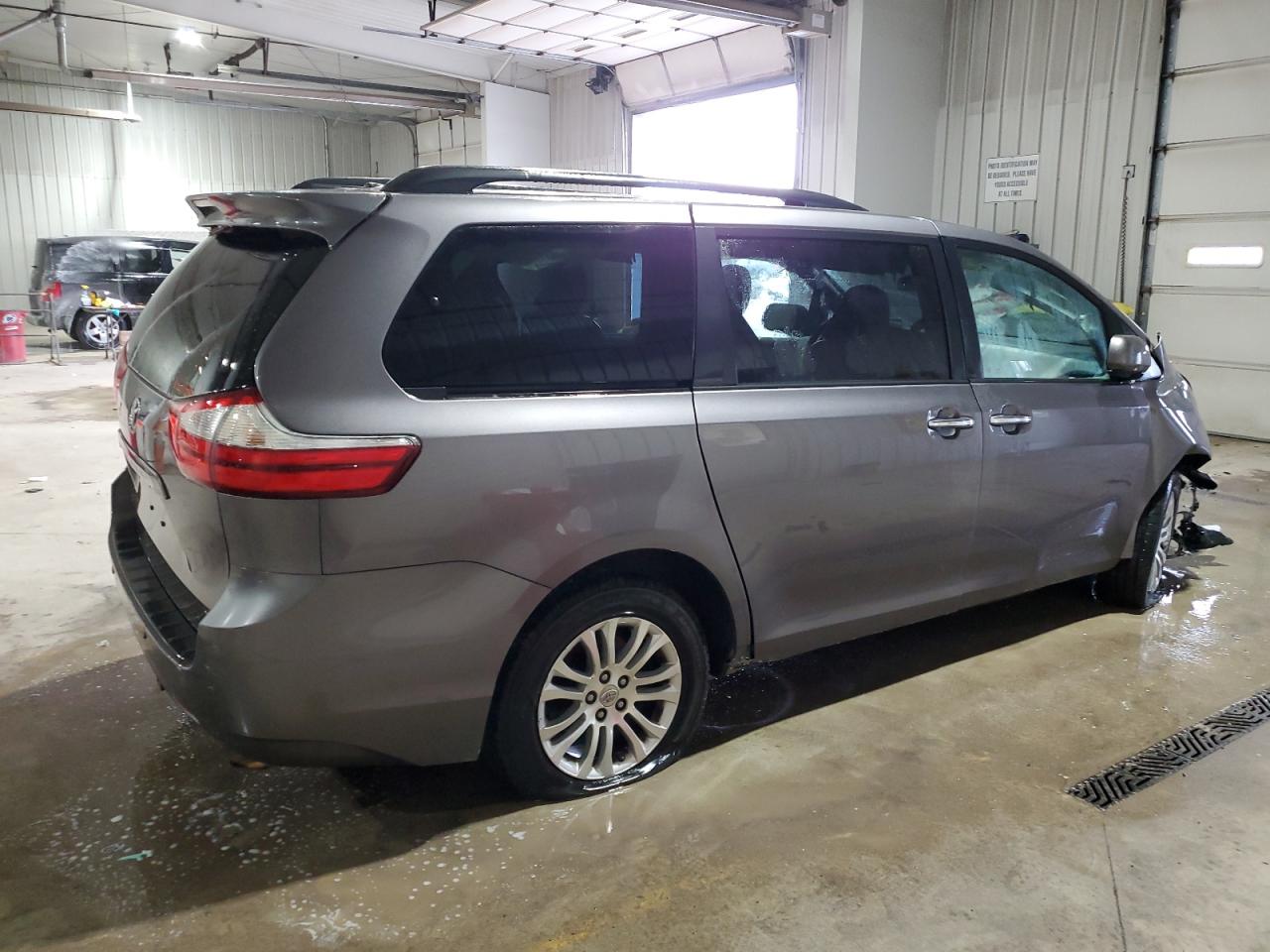 2015 Toyota Sienna - Image 3